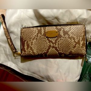 NEW MICHAEL KORS wallet (new/unused). Snakeskin and medium size